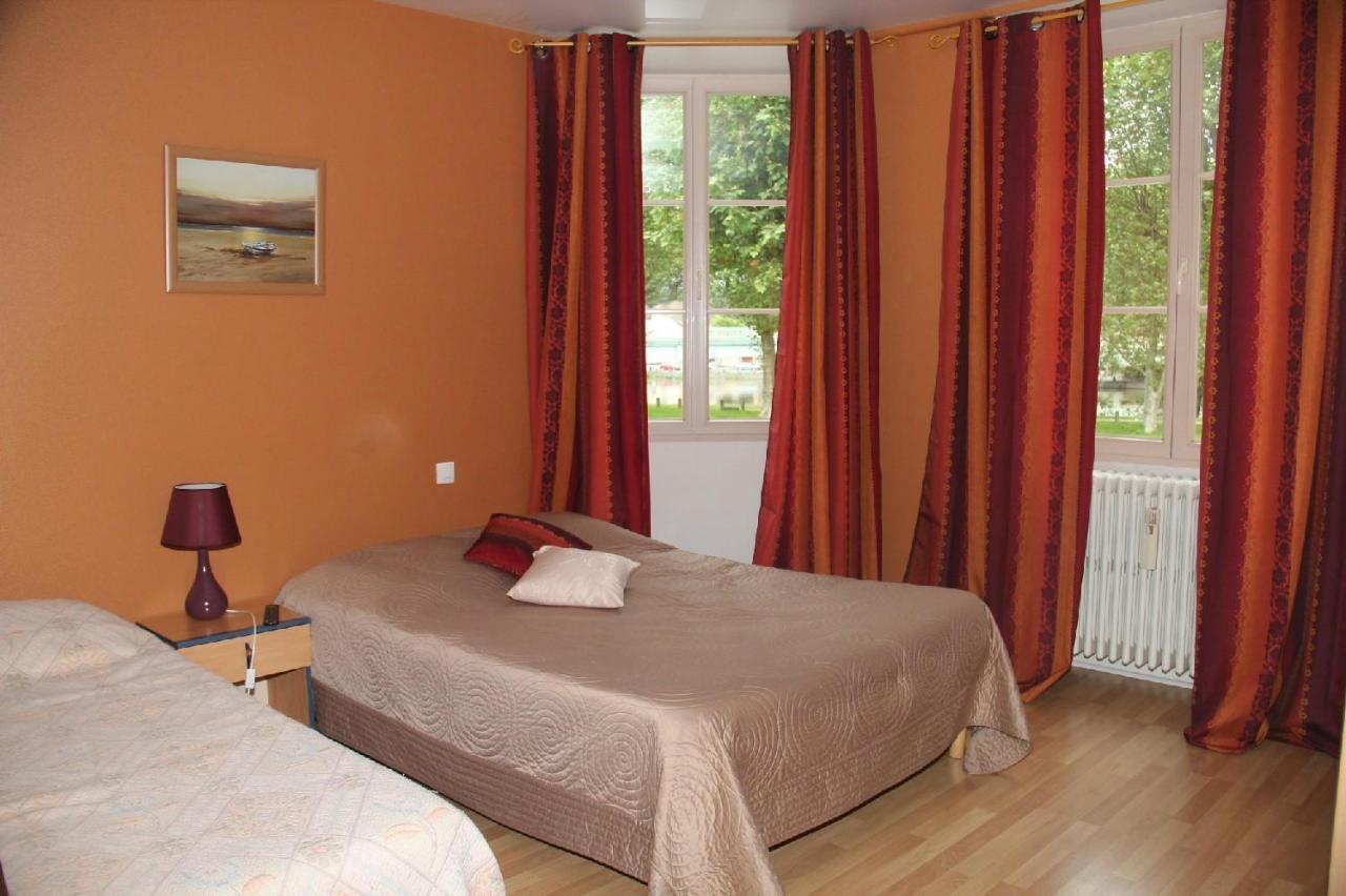 Aux Trois Rois Hotel Pont-Sur-Yonne Exterior photo
